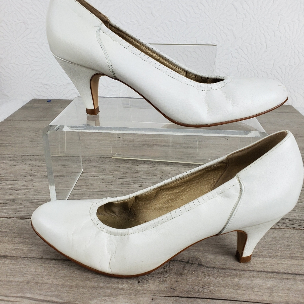 White naturalizer soft heels